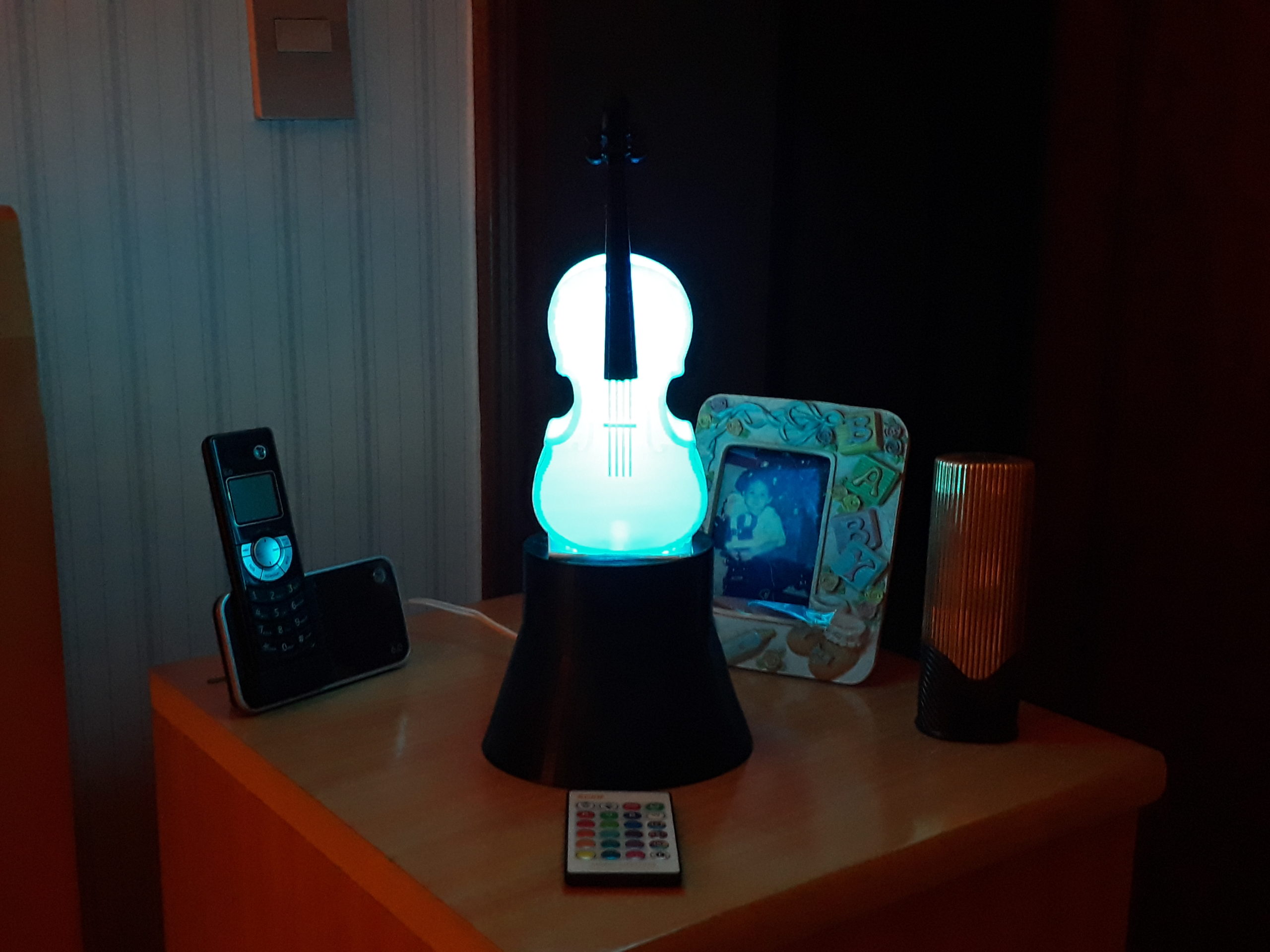 Abajur Luminária Violino com LED e RGB para decoração.