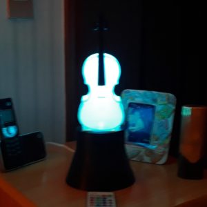 Abajur Luminária Violino com LED e RGB para decoração.