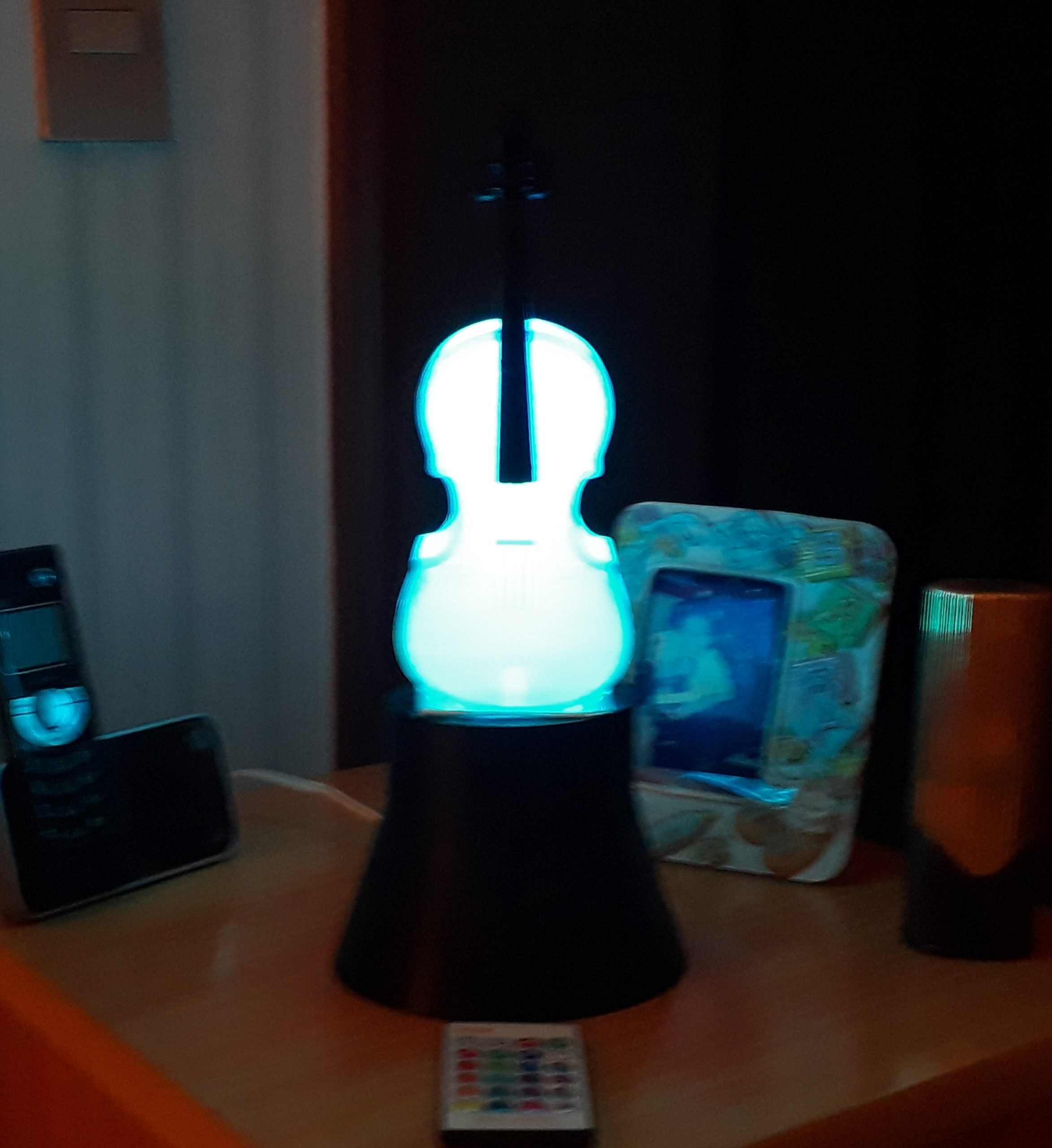 Abajur Luminária Violino com LED e RGB para decoração.